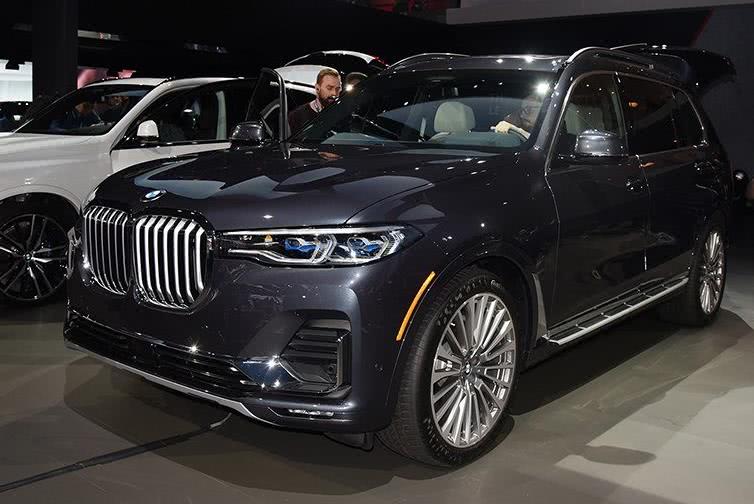 宝马x7惊艳亮相,纯进口 v8发动机,车友:砸锅卖铁来一辆