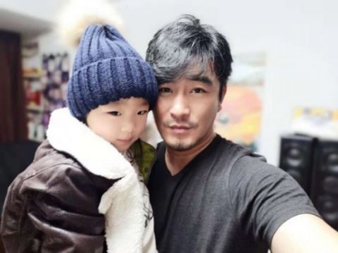 樊昊仑微博晒全家福照片 老婆金发太抢眼