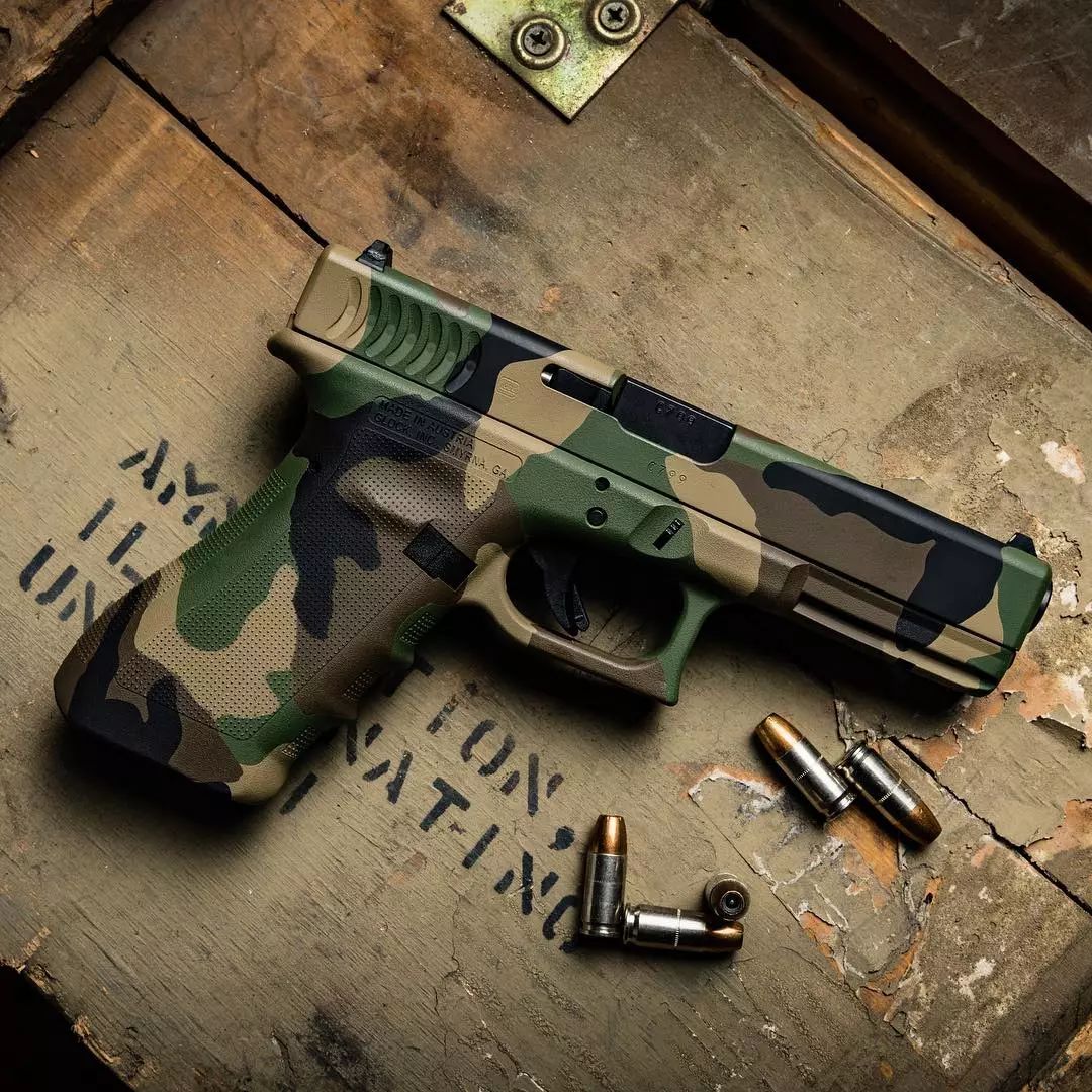 这支进行涂装后glock手枪,与之前的黑色的风格相比,迷彩更加有独特的