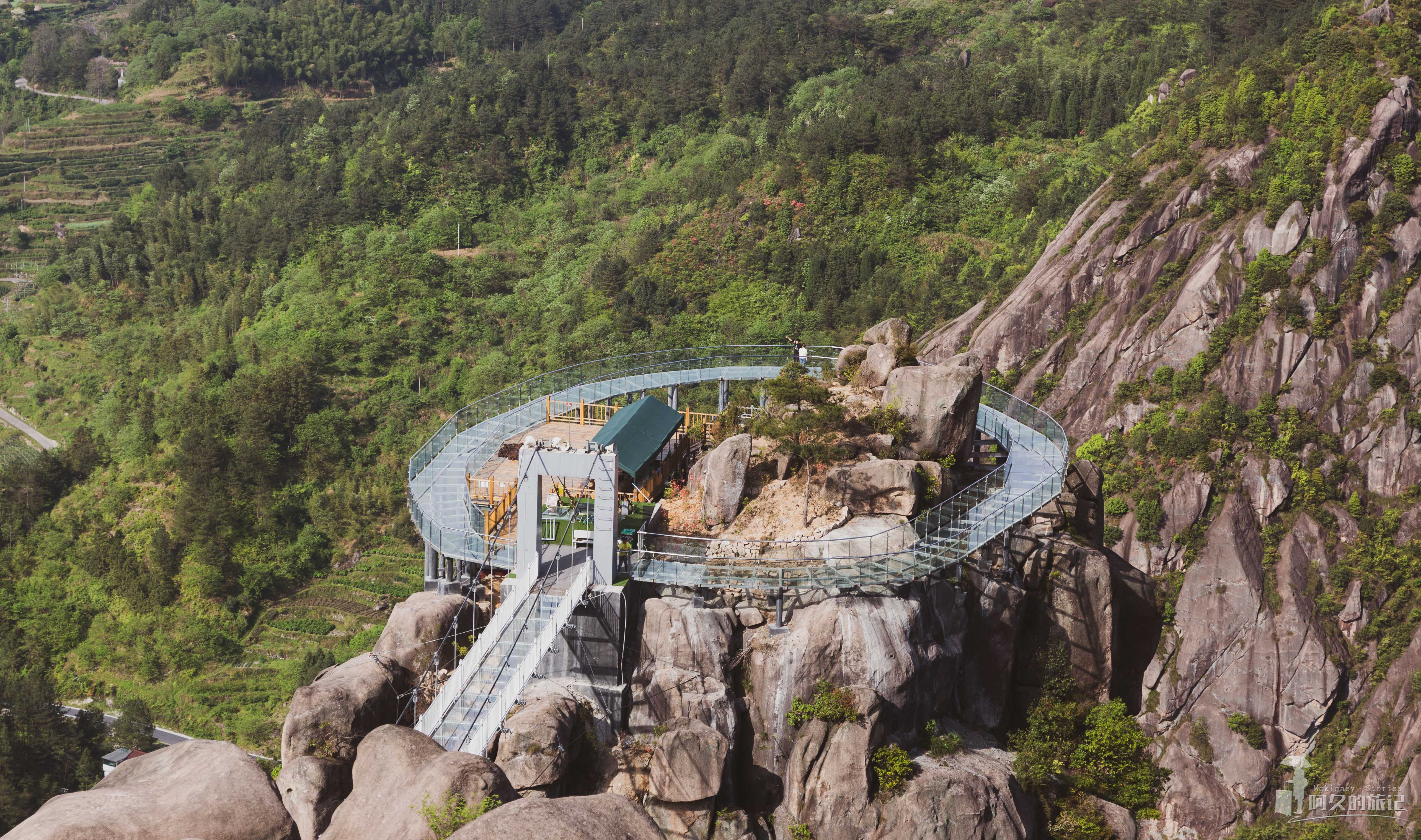 浙江又一网红玻璃栈道!形状像古琴 拥有360度观景平台