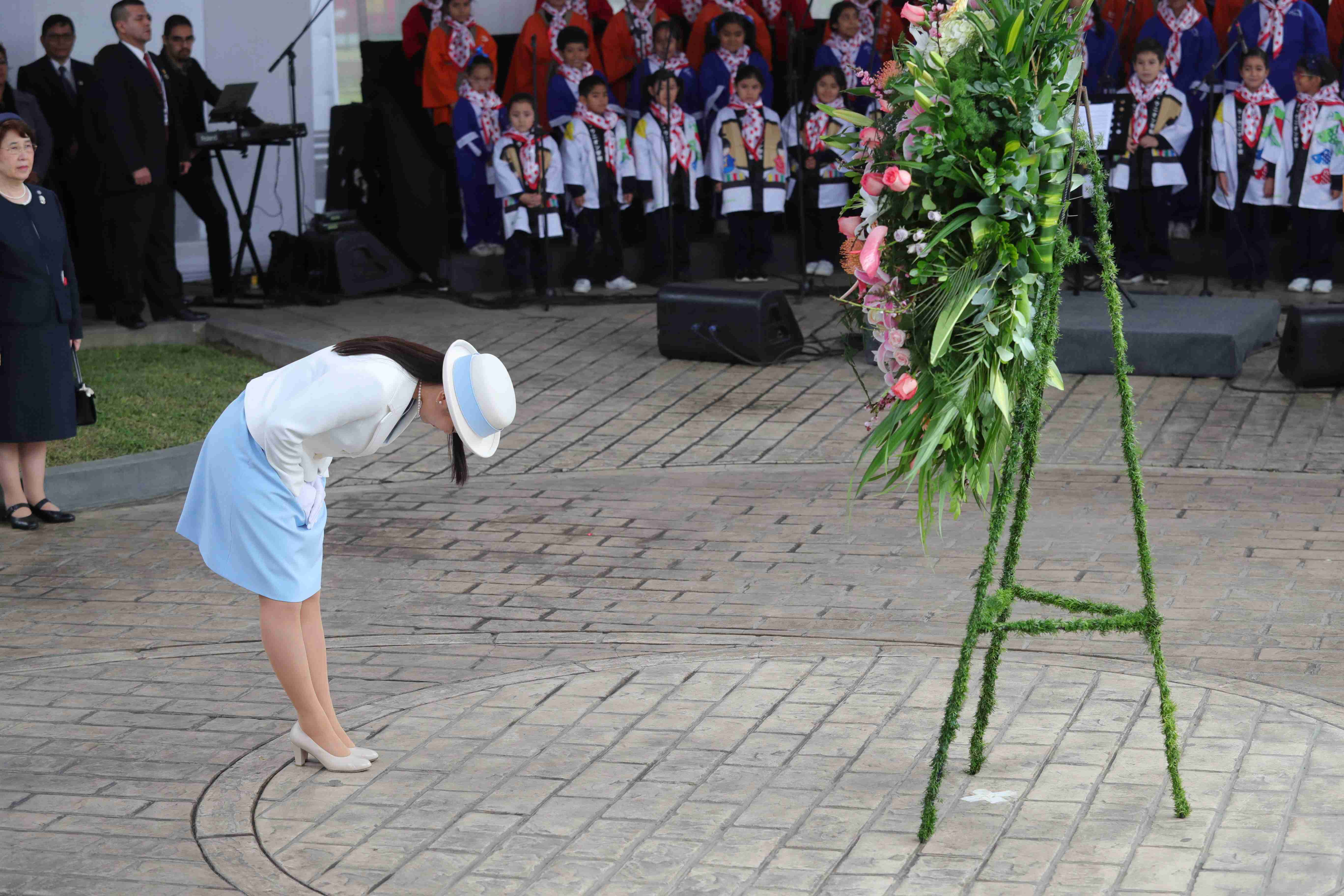 真子公主访问秘鲁 穿和服与日本第一代侨民老人交谈