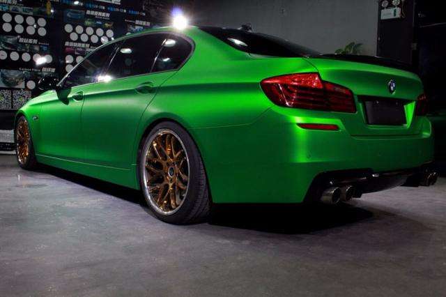 吱吱作响的绿色bmw m4