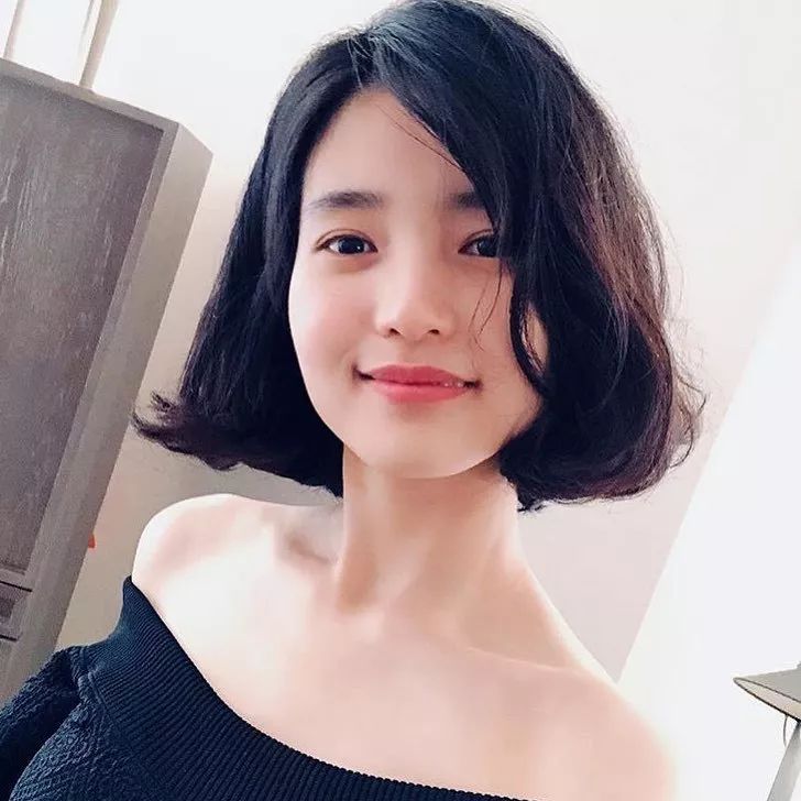 她是全韩国最能穿出纯正"港风"的实力派女演员金泰梨,颜值衣品all在线