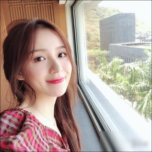 女主播周二珂17岁青涩照曝光 没想到从小就那么美!