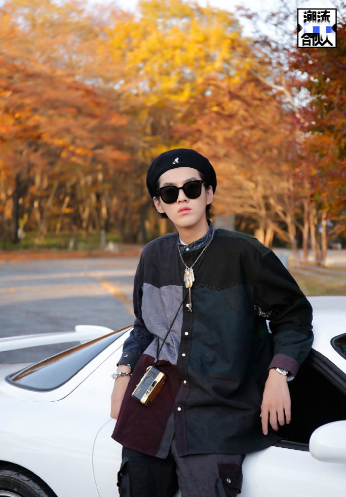 赛车凡!吴亦凡头戴贝雷帽坐车前酷帅十足