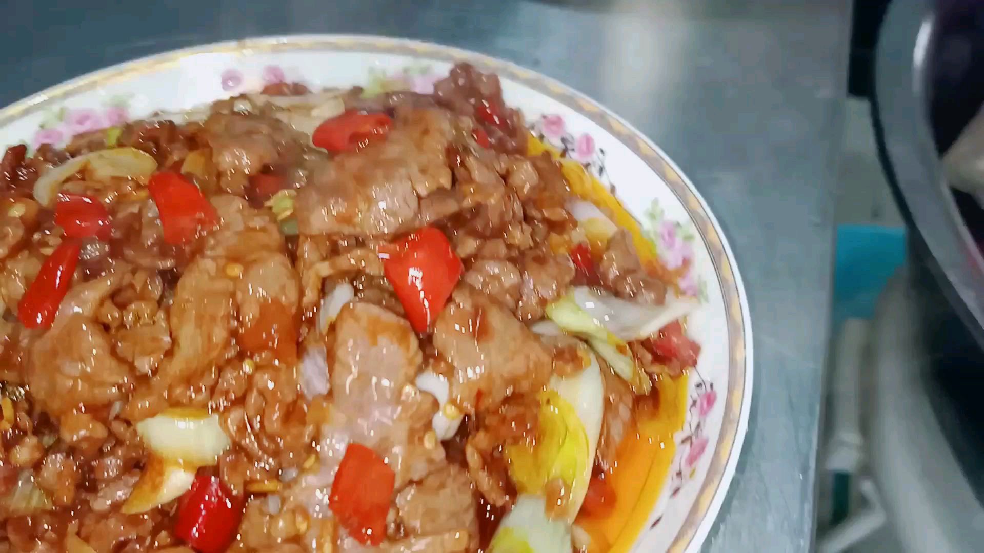 大厨教你葱爆牛肉的正宗做法,肉滑嫩,麻辣鲜香,值得收藏