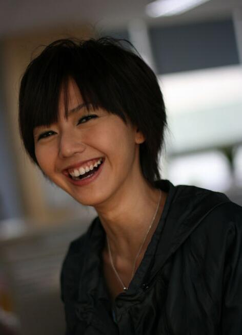 孙燕姿素颜出镜气色很好 晒照庆祝结婚八周年