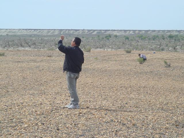 克拉玛依——宝石滩, 游客纷纷下车去挑石头