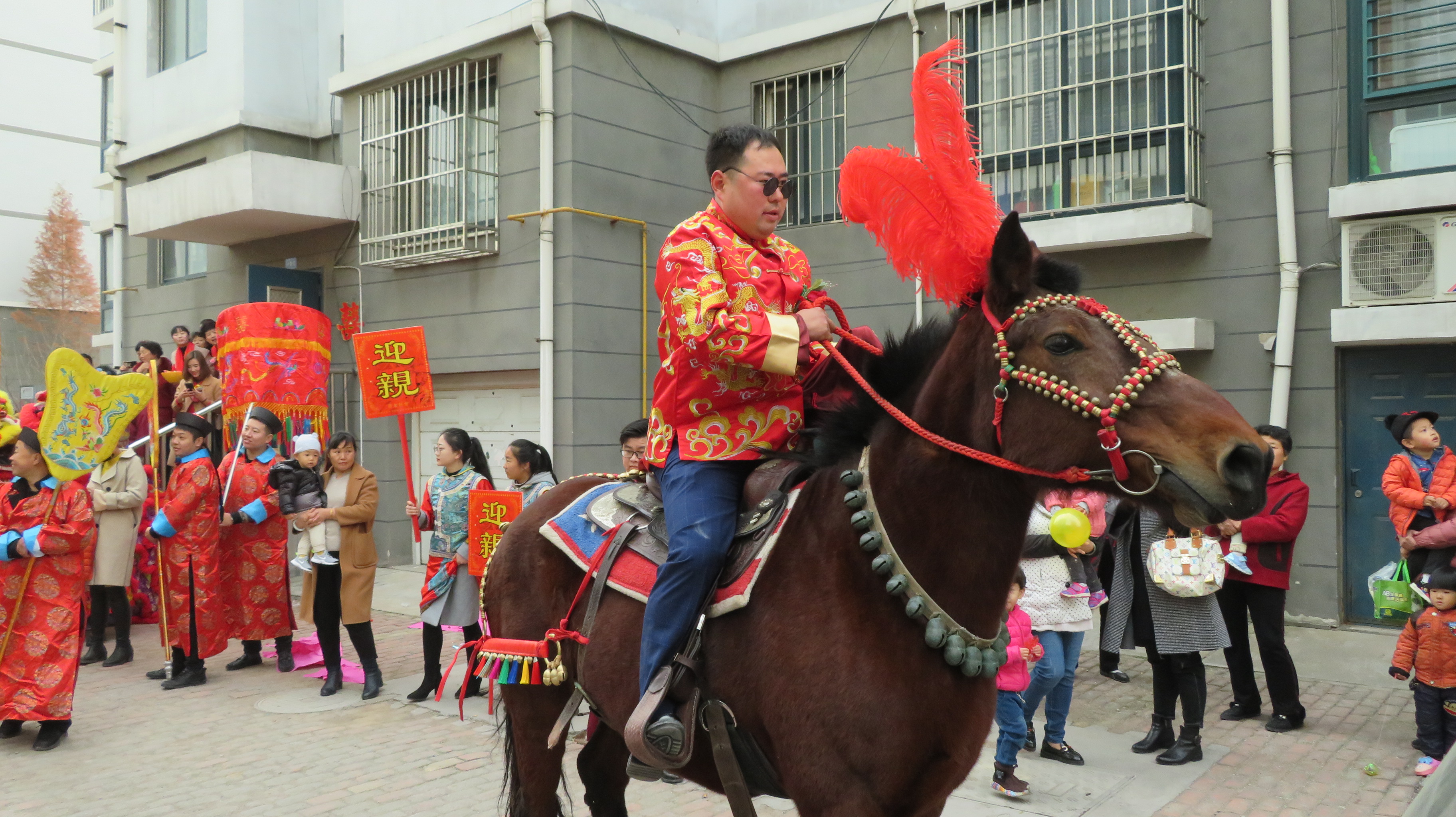 一场复古婚礼轰动了整个小区!新郎骑马新娘坐轿,几百人围观