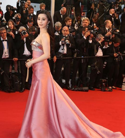 走红毯的诸位女星,气质第一当属杨幂,范冰冰也甘拜下风