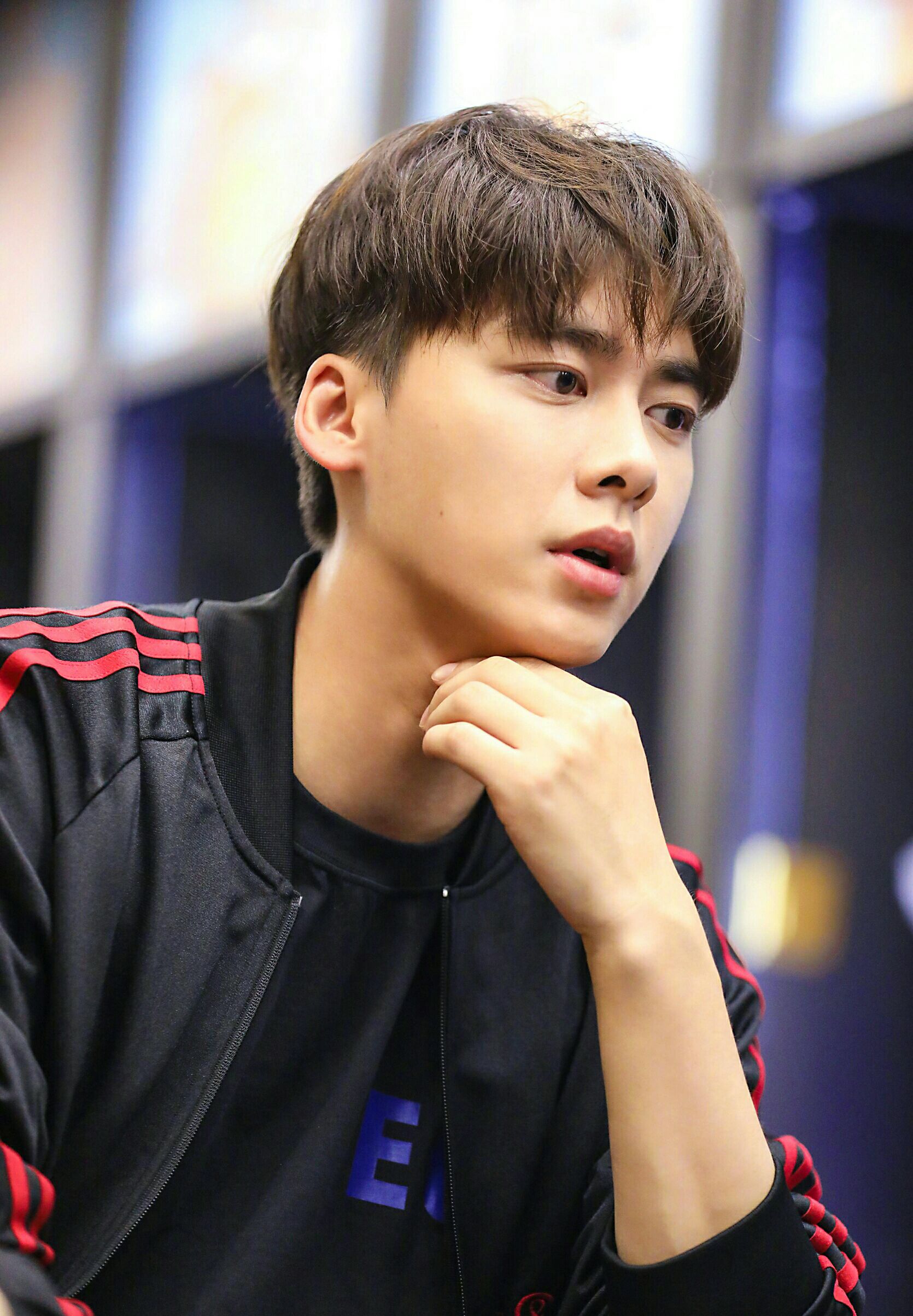 李易峰微博晒一家三口照,爸妈颜值逆天,果然帅是有原因的!