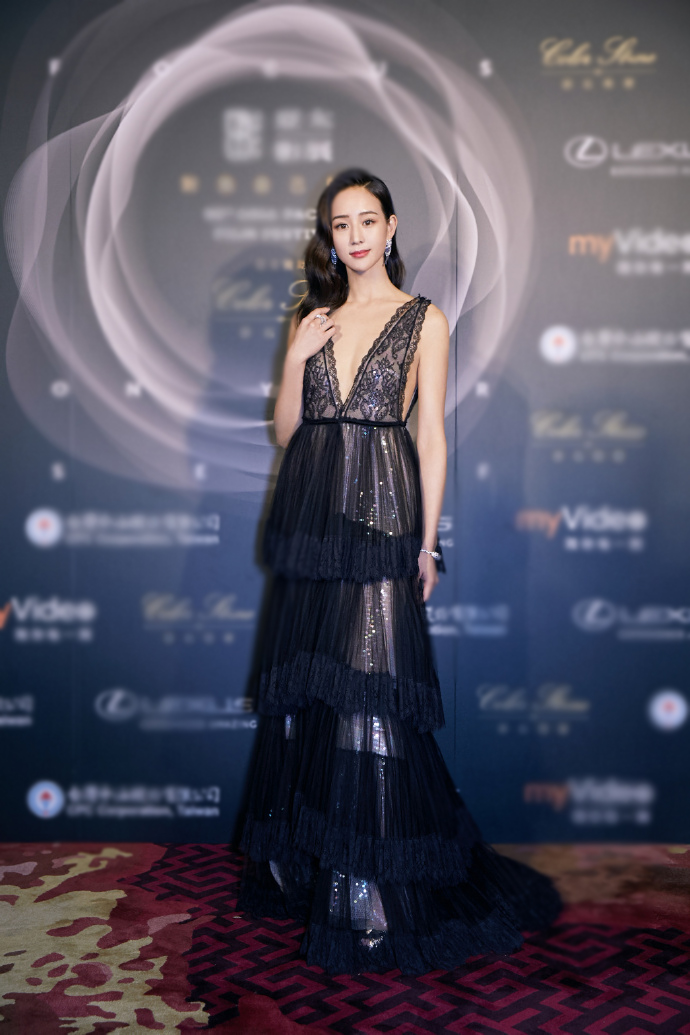 张钧甯不得了,身穿一件深v领连衣裙低到胃,网友:不愧为女神!