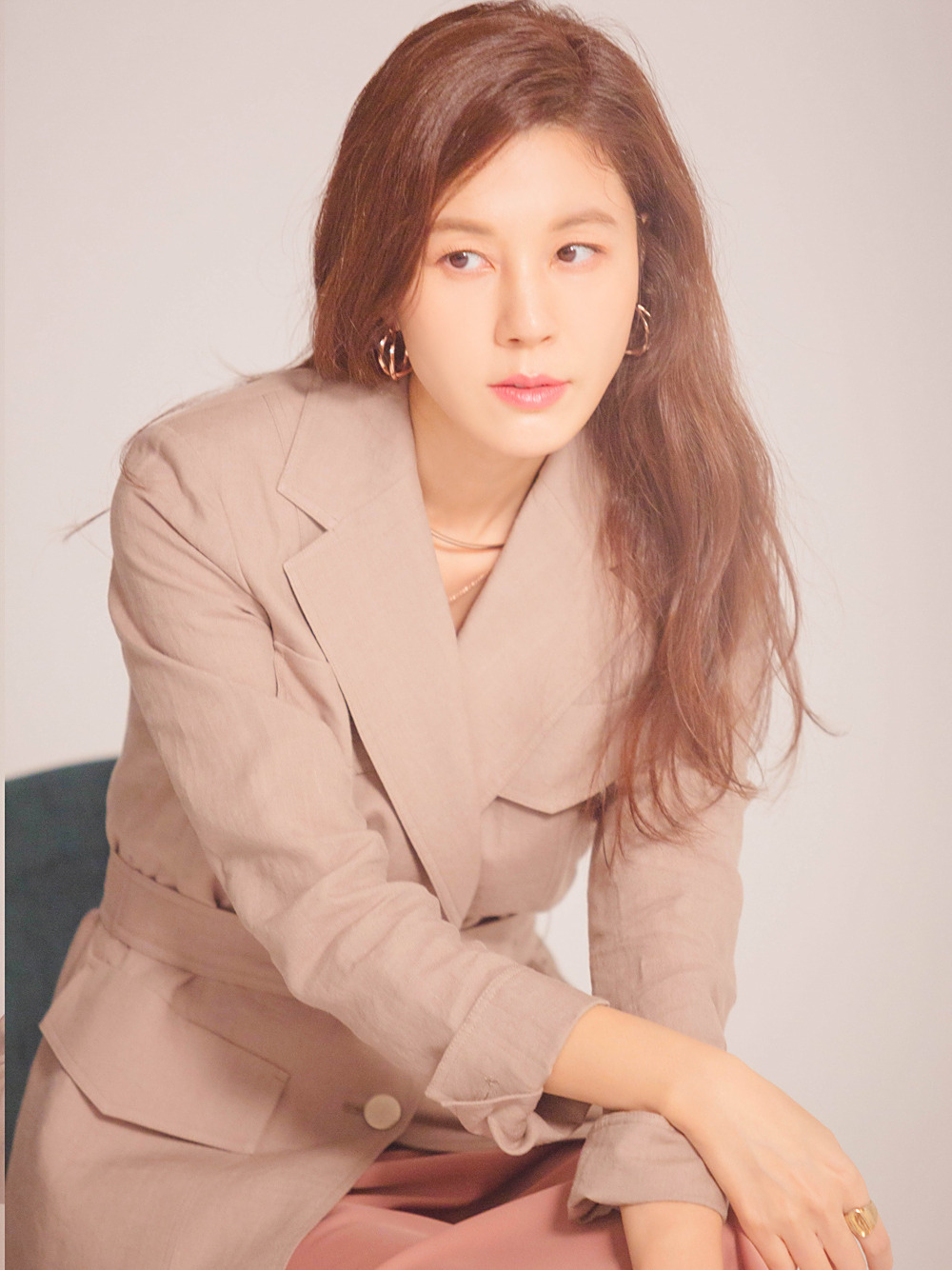 金荷娜ellekorea三月刊拍摄花絮图,气质欧尼温婉从容,个性飞扬