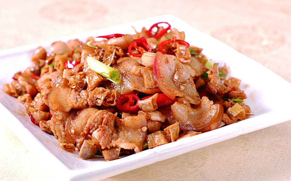 其实这道香辣五花肉也被称为农家小炒肉,是一道很常见的家常菜.