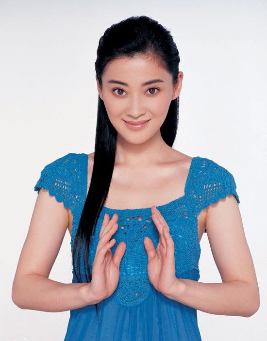 梅婷,曾与张国荣主演红色恋人,如今的她长这样,穿搭成熟优雅