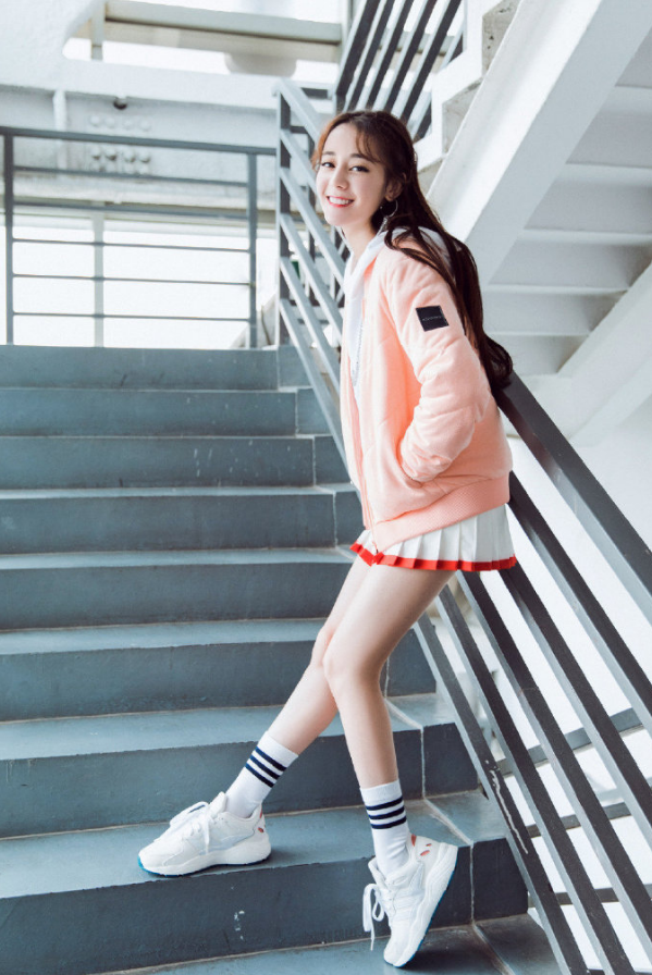 热巴真美!穿件粉色外套搭配百褶裙瞬间美成高中生!