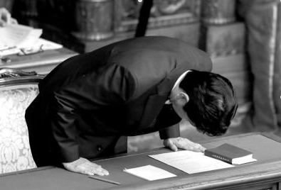 bow的意思是鞠躬,bow out of sth是什么意思呢?