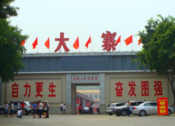 郭沫若墓地:不见棺材,没有遗体,铁栅栏保护,如今成为游览胜地