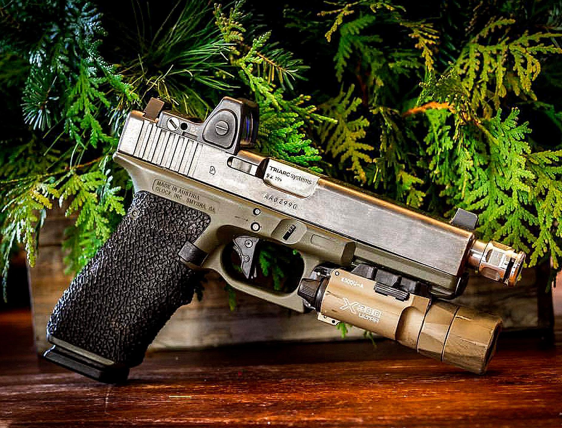 格洛克手枪最大的特点在于,大量使用工程塑料的枪身