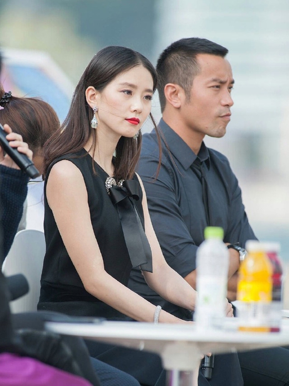 刘诗诗去韩国出席活动黑衣红唇,网友:怎么跟大妈一样