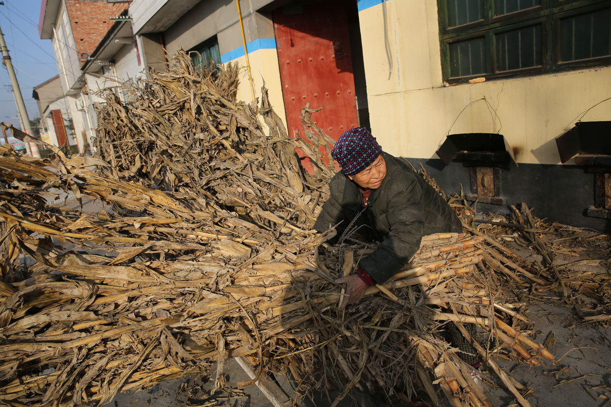 七旬老汉受伤老伴拉来苞谷杆把炕烧得热热的