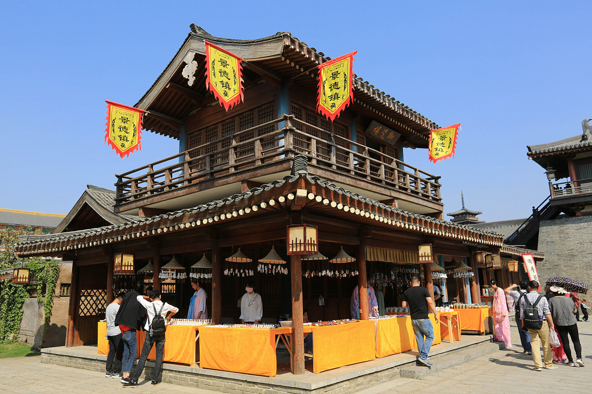 位于浙江省宁波市象山县的象山影视城,占地1176亩,以灵岩山为壮丽背景