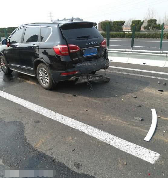 哈弗h6连环追尾,惨遭前后夹击,车主下车哈哈大笑