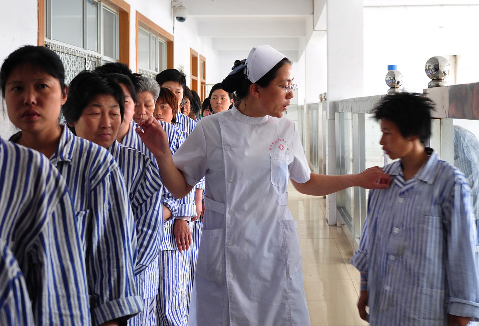 近日,一段山东临沂的一男护士与精神病人一起跳舞的视频,在网络上