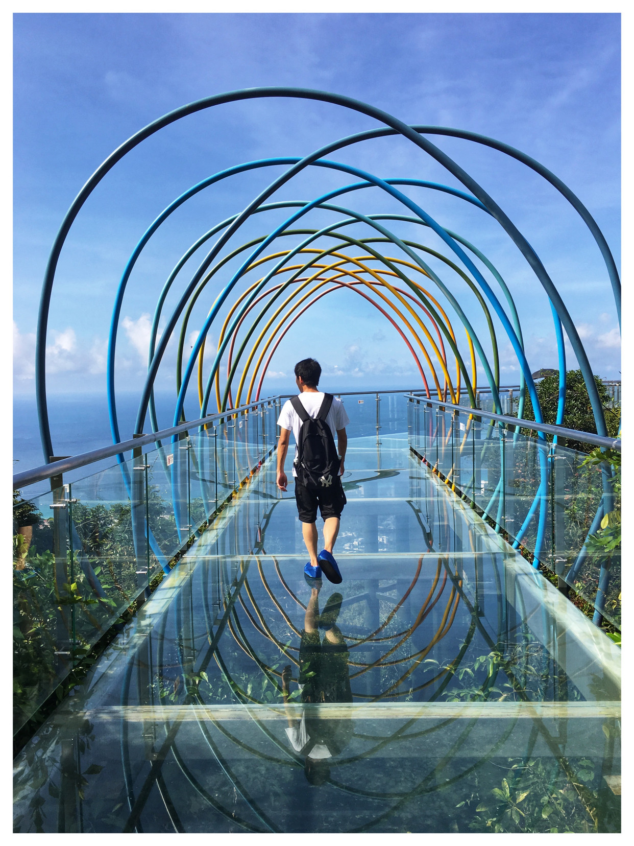 体验亚龙湾全海景玻璃栈道