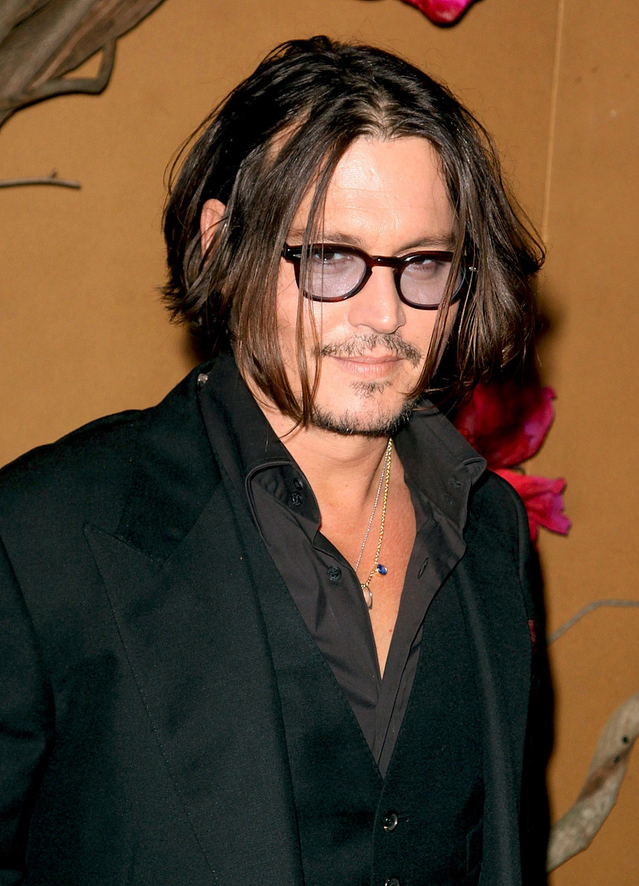 迪奥 (dior) 最近与约翰尼·德普 (johnny depp) 签订了一份为期三年