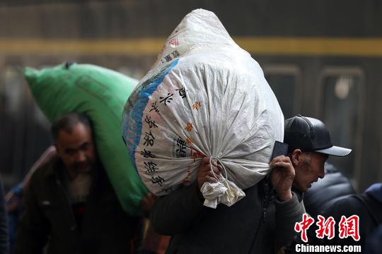 春运表情 "超载"旅客
