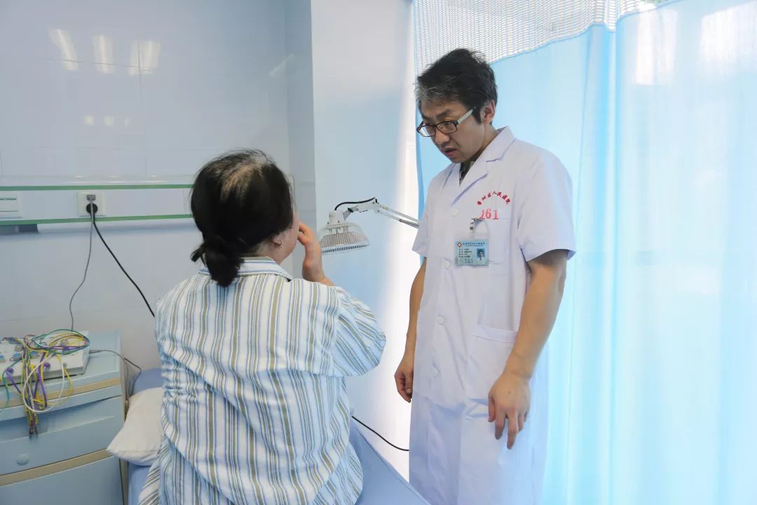 医生何国栋:心系患者,24小时不关机的"家庭医生"|香洲好人80