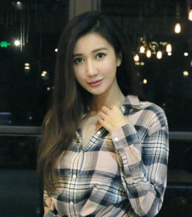 杨凯迪以其时尚靓丽的外形,活泼可爱的形象,有着精彩表现深受观众喜爱