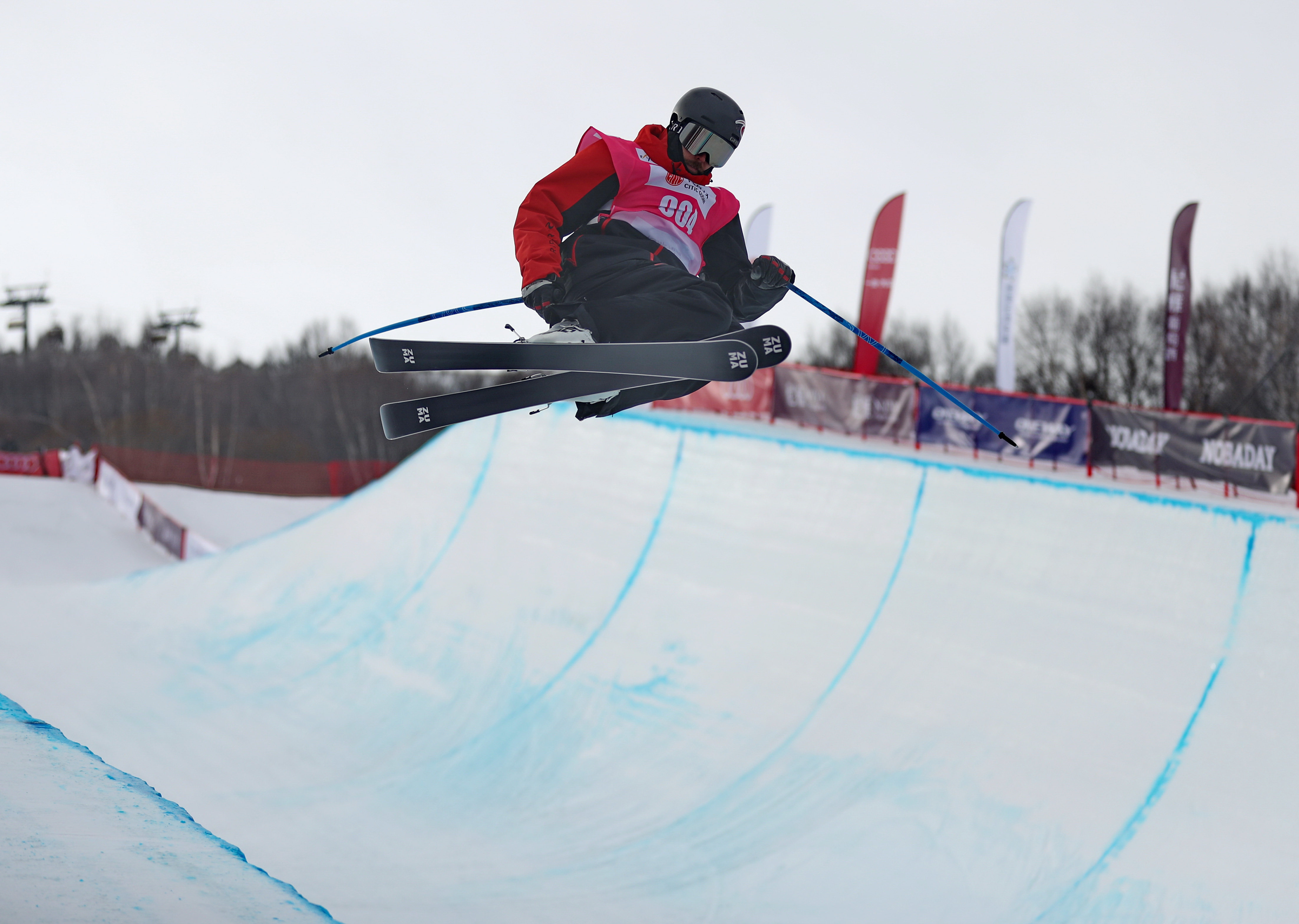 12月20日,西蒙·阿图瓦在比赛中.新华社记者杨世尧摄