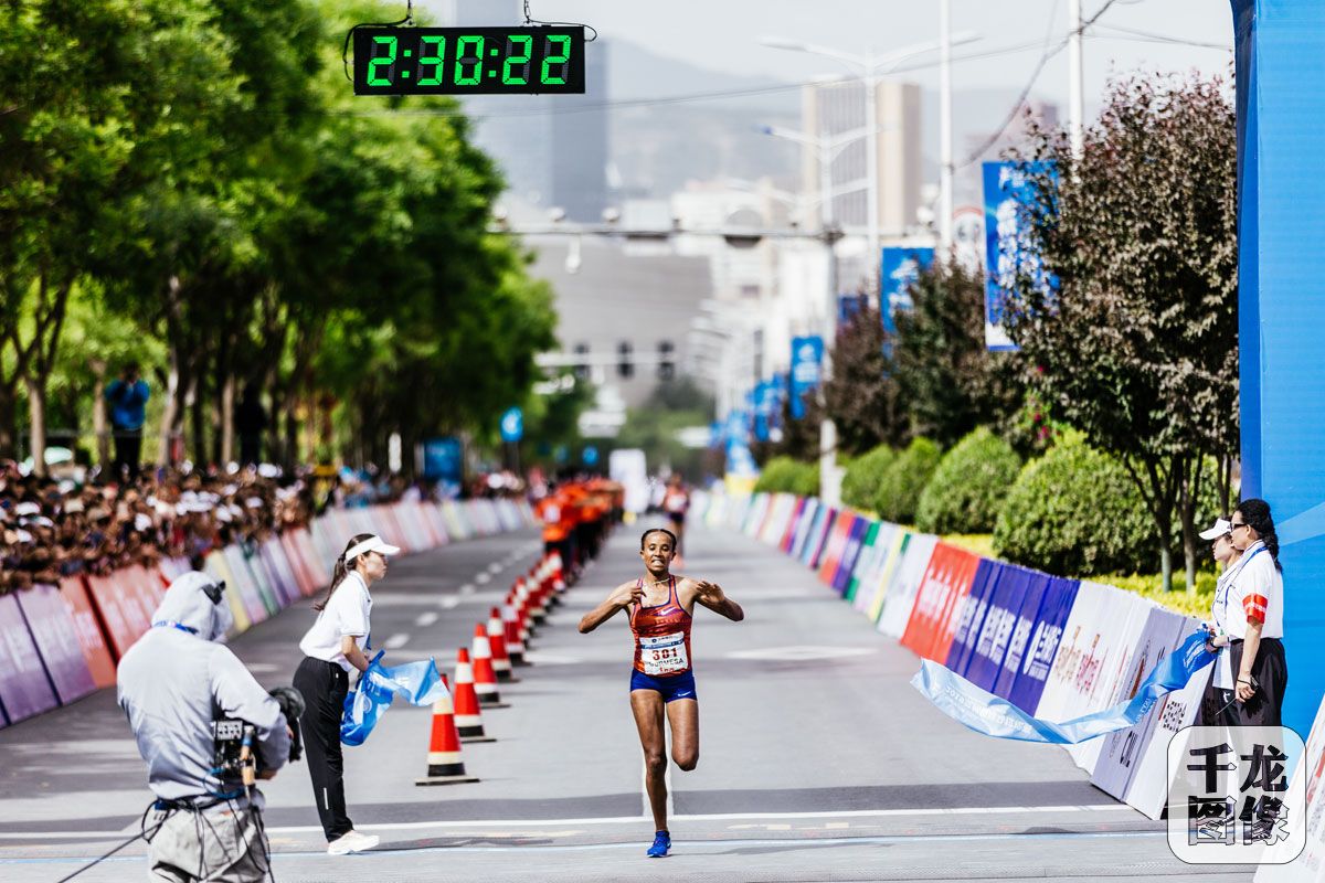2019兰州国际马拉松赛鸣枪 女子全马埃塞俄比亚选手获得前三名