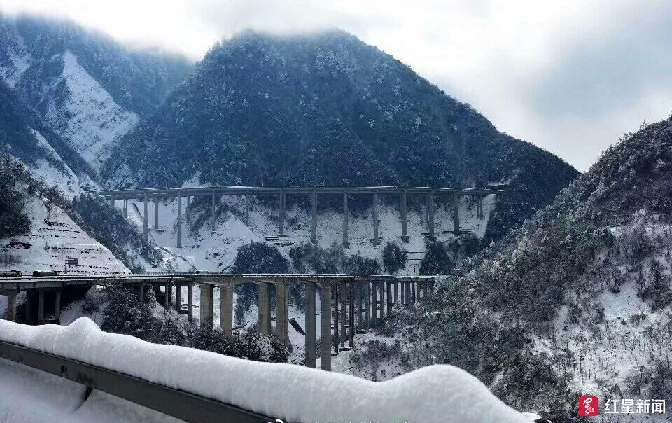 紧急路况!雅西高速道路结冰,泥巴山至彝海已双向管制