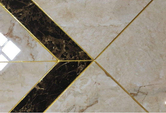 卫生间的瓷砖美缝也要土豪金,装完太豪华了,朋友看完都回家模仿