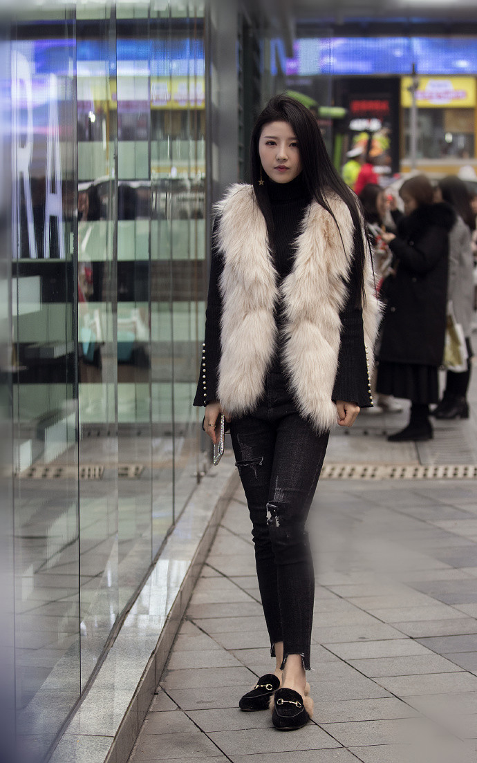 美女街拍:舒适又气质的穿搭,彰显骨子里的优雅!