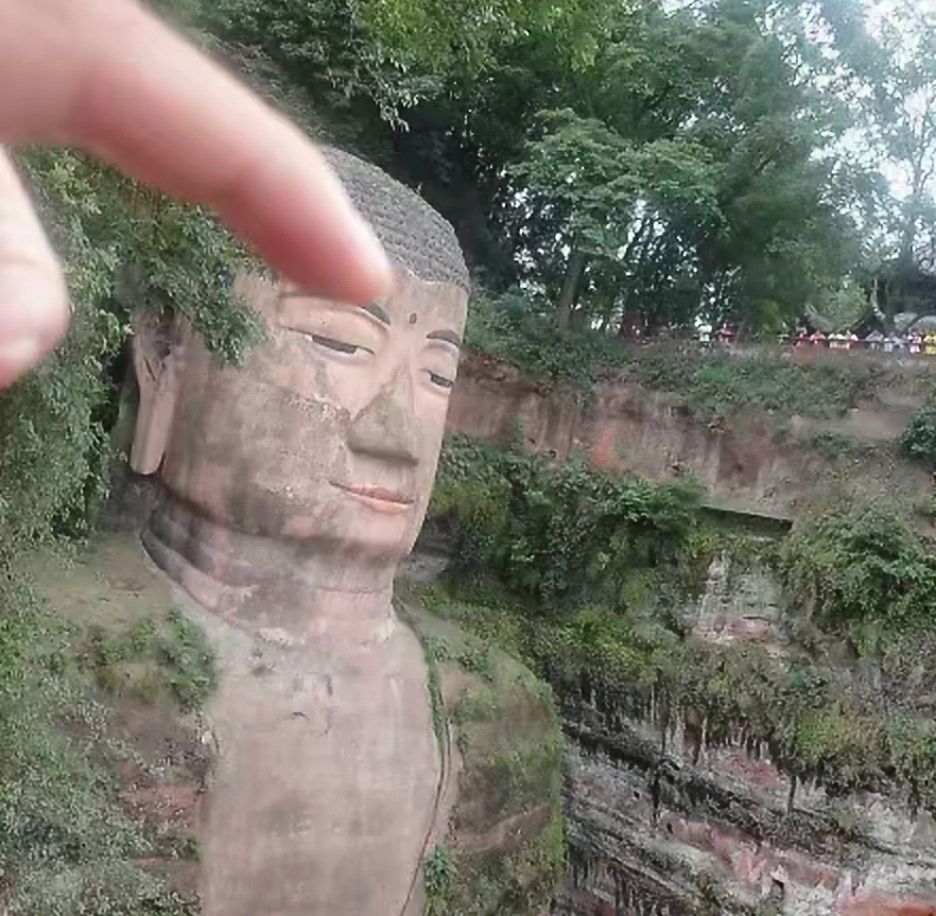 去乐山市旅游,据说与乐山大佛拍照合影,会交五福好运