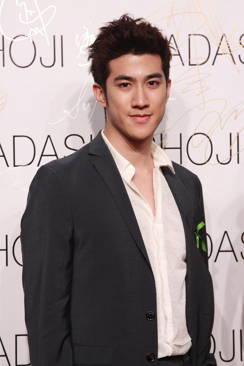 李治廷跟圈外女友已结婚数月,采访前也是特意戴上戒指的.