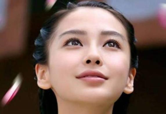 女星"仰望天空",杨颖笑唇抢镜,关晓彤的眼神只可意会不可言传