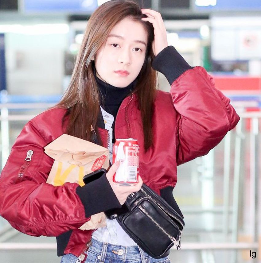 张雪莹现身机场脸蛋肉乎乎,手里还拿着碳酸饮料,网友:认不出来