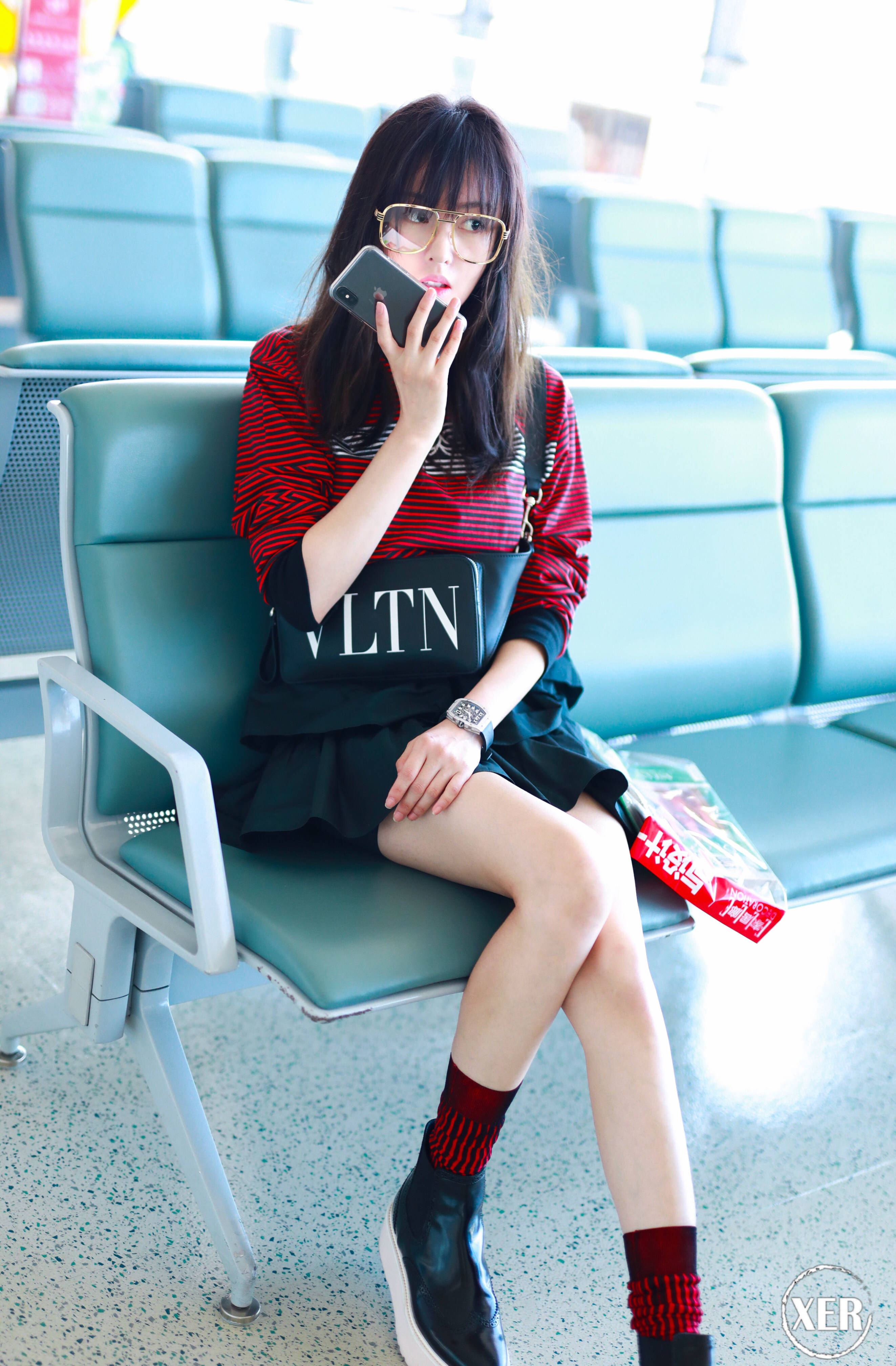 张天爱红色条纹卫衣搭配黑色百褶短裙现身机场,齐刘海发型好可爱