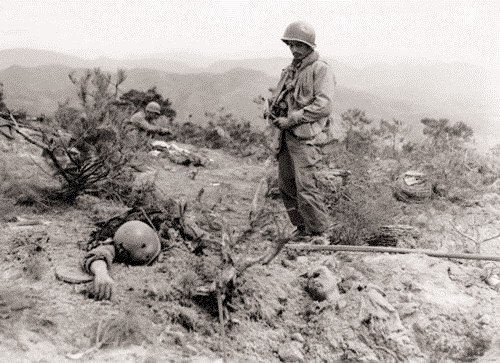 上甘岭战役老照片:战死的美军横七竖八躺在地上,炮弹壳堆积成山