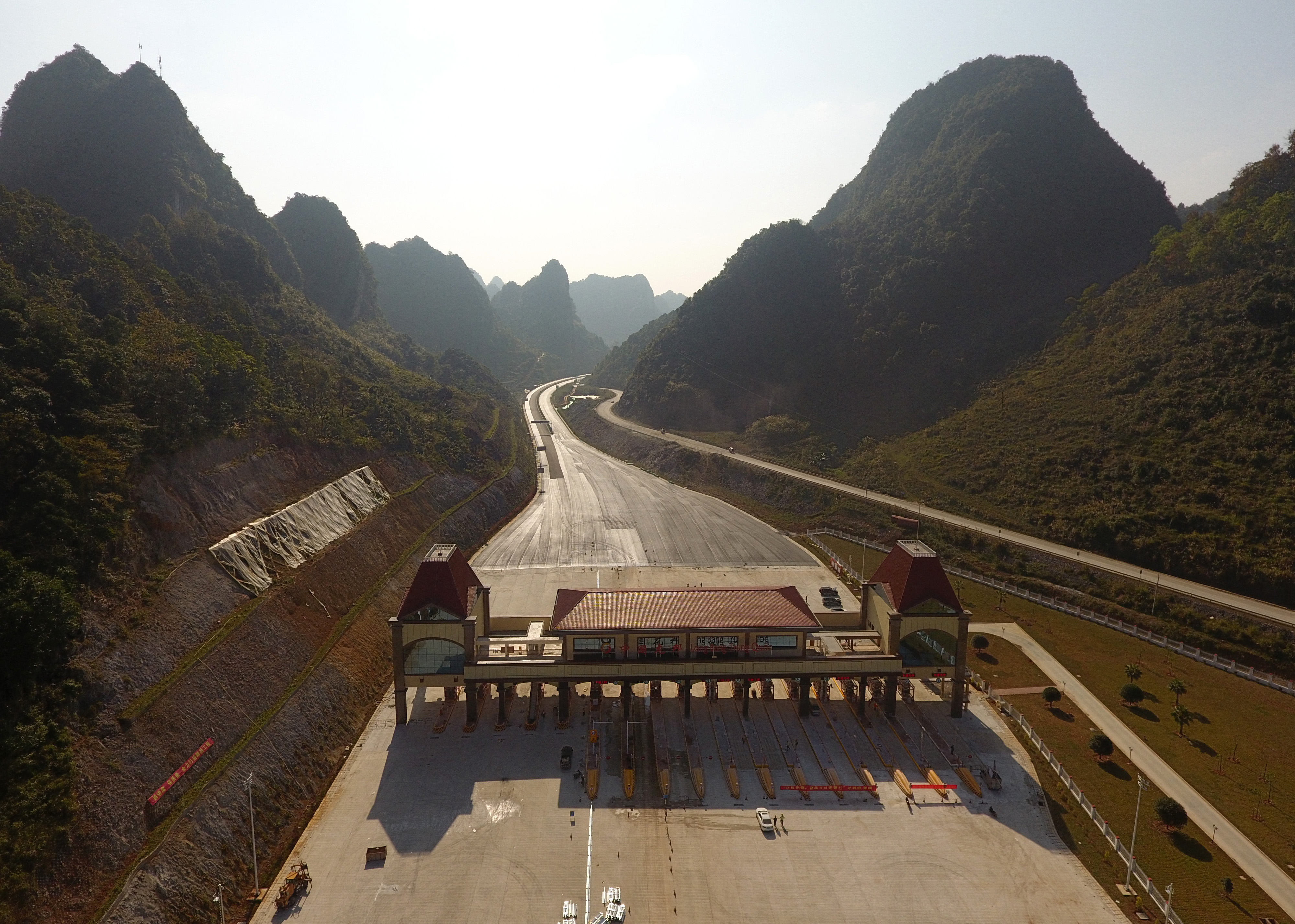 中越边境靖西至龙邦高速公路预计年底通车