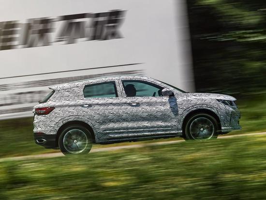 吉利全新小钢炮来袭,6万多起售百公里加速仅7.9秒