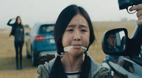 《坏蛋必须死》:充满喜剧的惊险之旅