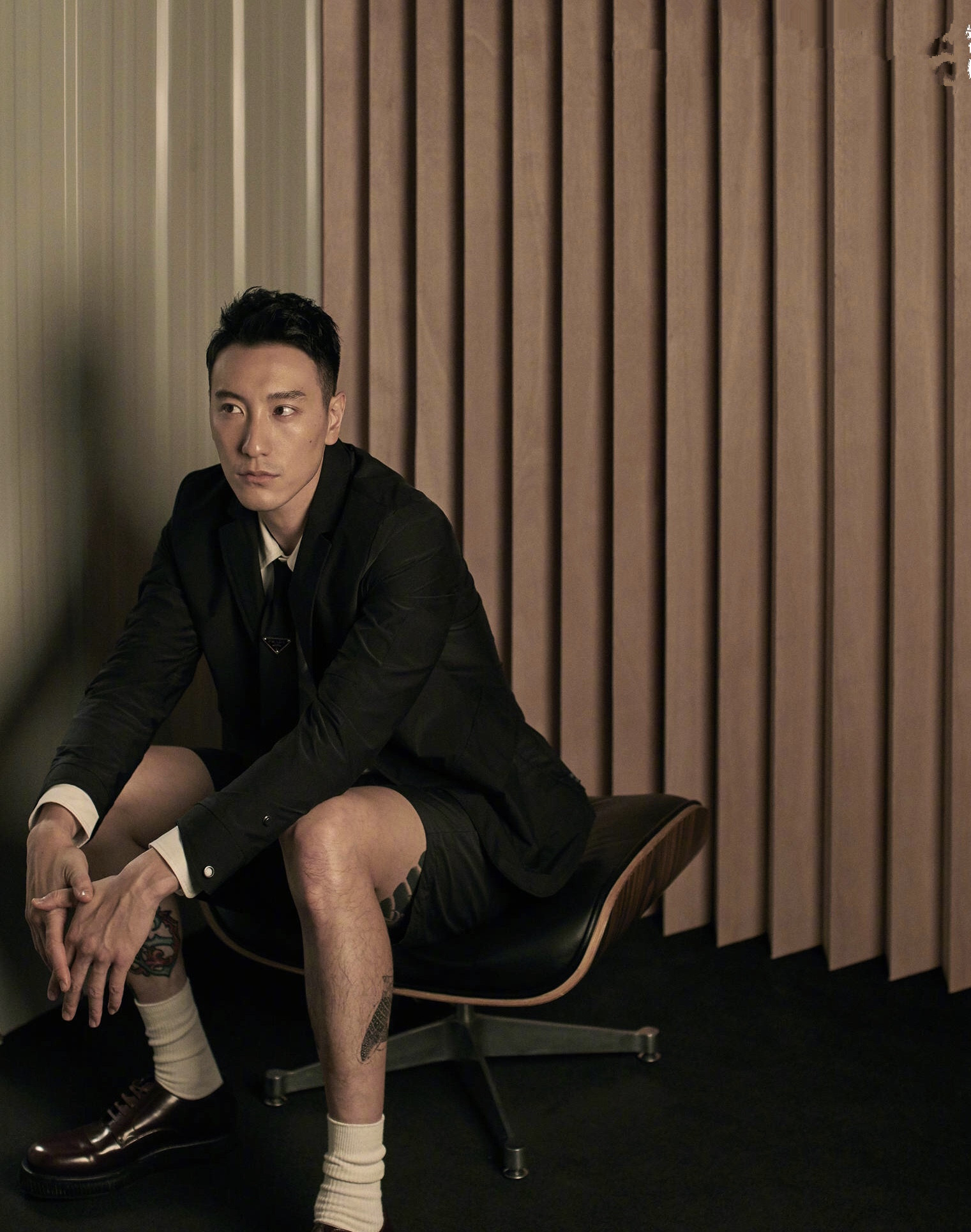 王阳明登时尚封面 多组造型释放熟男魅力