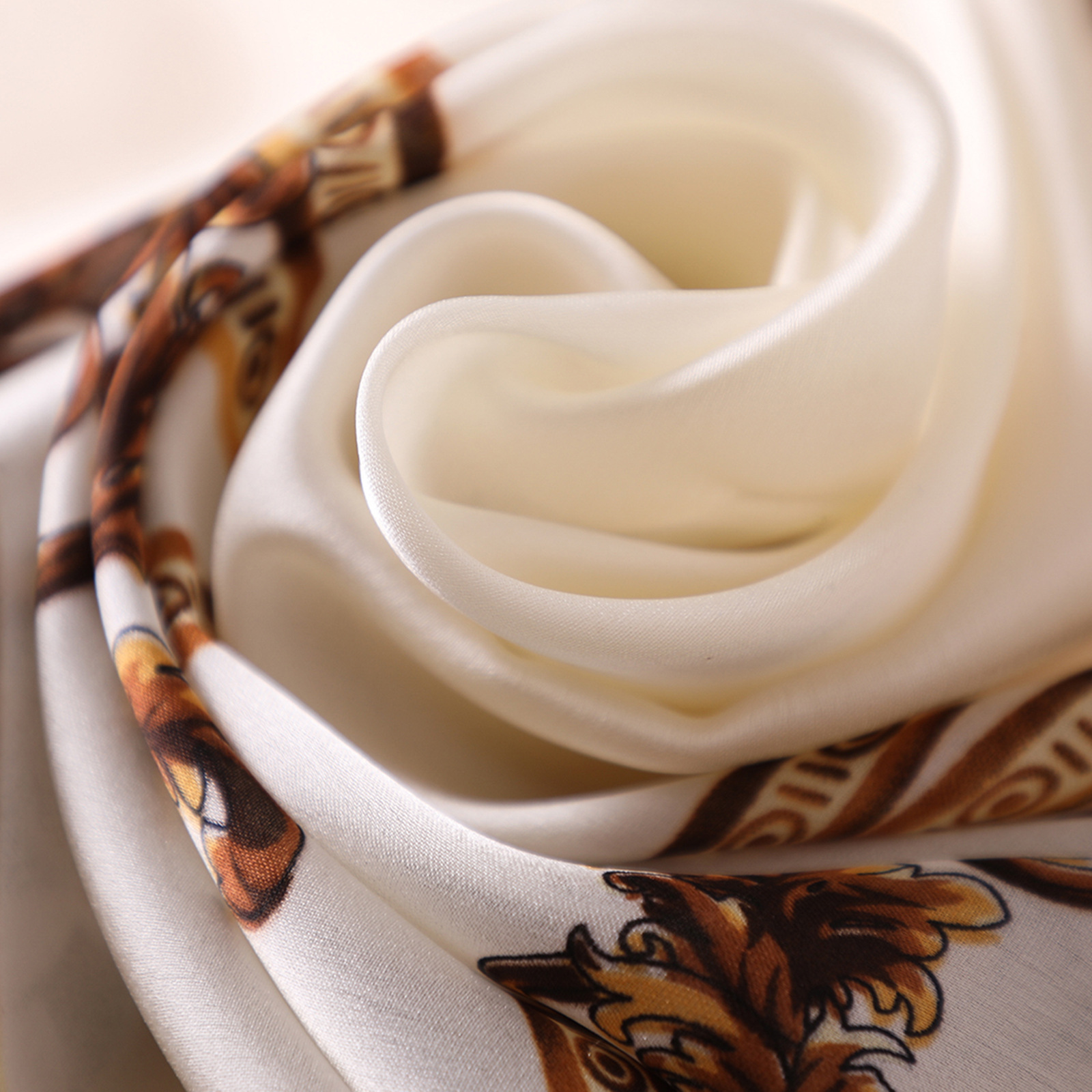 今年超漂亮的丝巾!逛8条街才找到这几款,四季可用,优雅又保暖