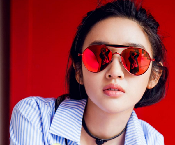 唐艺昕戴眼镜的照片很萌的